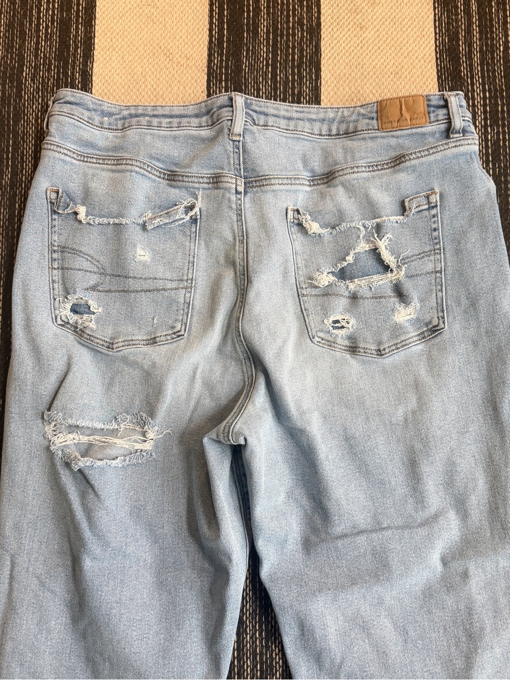 American Eagle Women's Light Blue Distressed Mom Jeans Size 18R - Picture 10 of 10